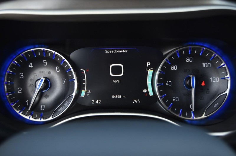Chrysler Pacifica Vehicle Image 12