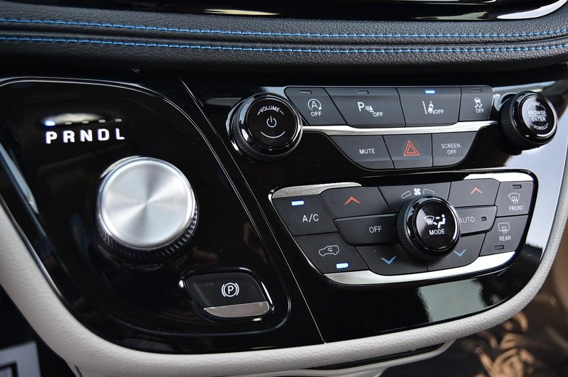 Chrysler Pacifica Vehicle Image 15