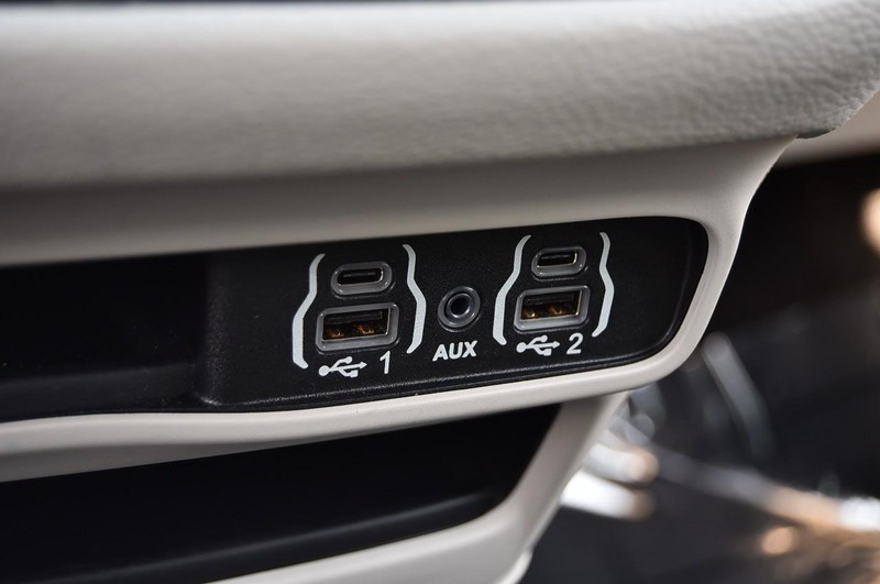 Chrysler Pacifica Vehicle Image 16