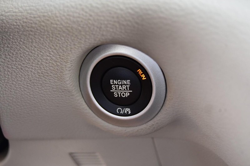 Chrysler Pacifica Vehicle Image 17