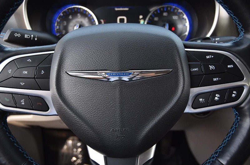Chrysler Pacifica Vehicle Image 18
