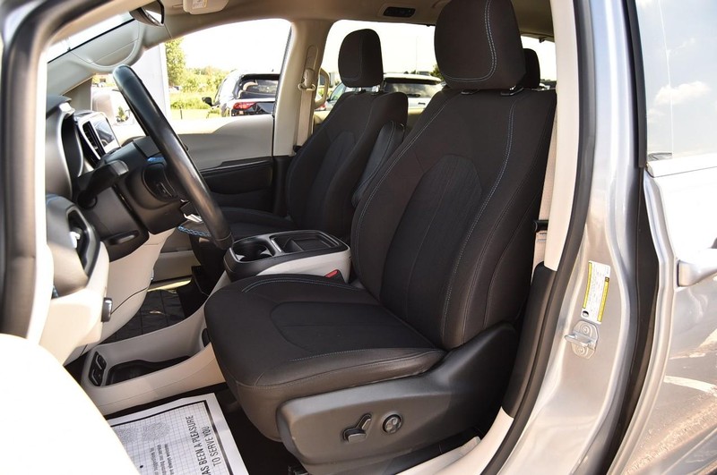 Chrysler Pacifica Vehicle Image 19