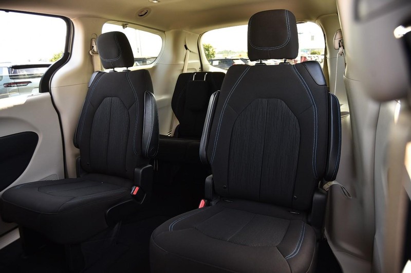Chrysler Pacifica Vehicle Image 21