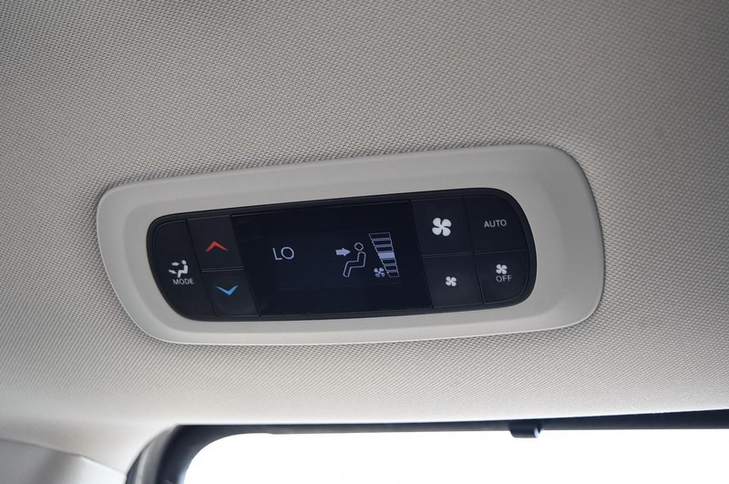 Chrysler Pacifica Vehicle Image 22