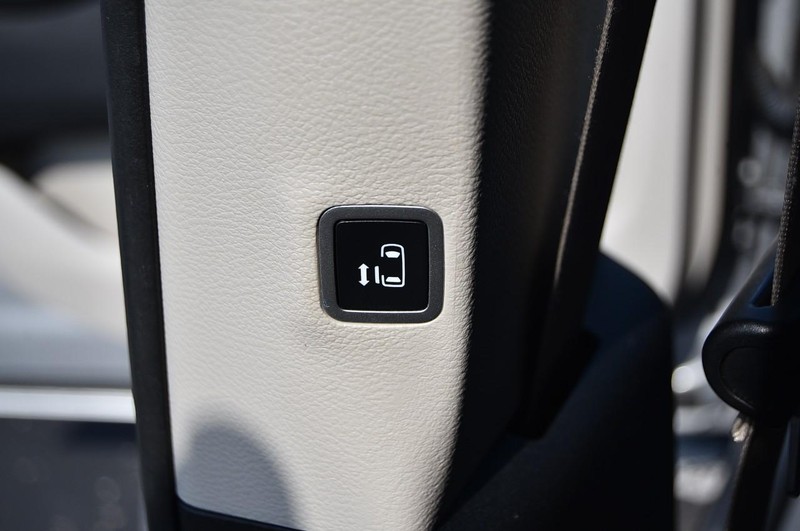 Chrysler Pacifica Vehicle Image 23