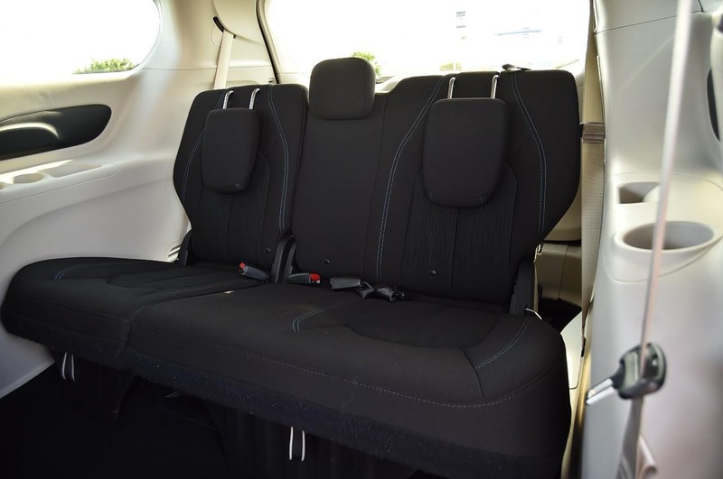 Chrysler Pacifica Vehicle Image 24