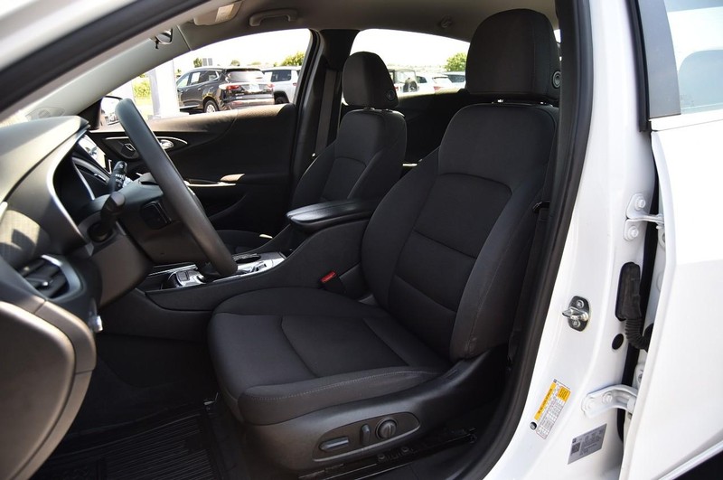 Chevrolet Malibu Vehicle Image 18