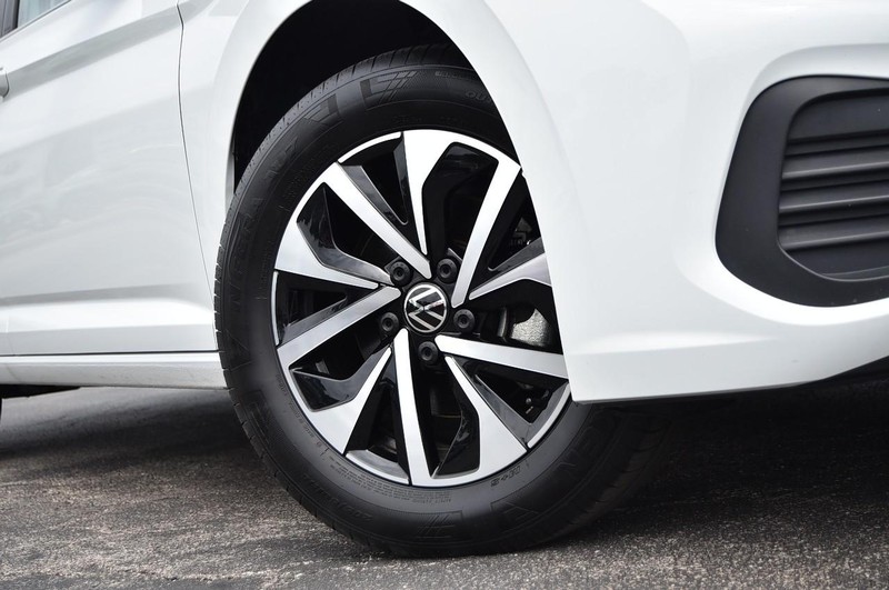 Volkswagen Jetta Vehicle Image 03