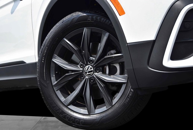 Volkswagen Tiguan Vehicle Image 03