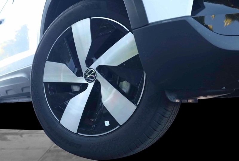Volkswagen Taos Vehicle Image 03