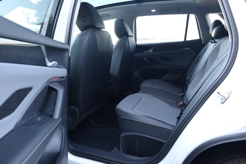 Volkswagen Tiguan Vehicle Image 21