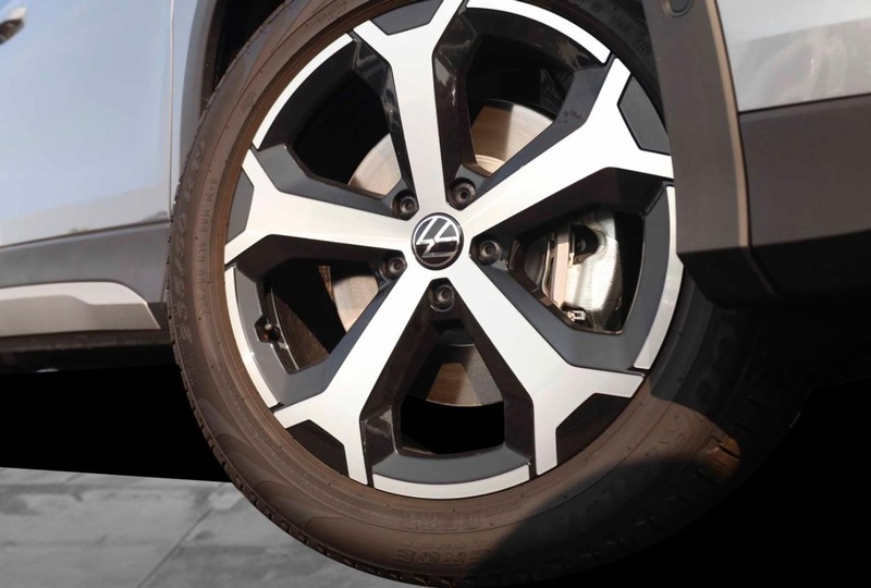 Volkswagen Tiguan Vehicle Image 03