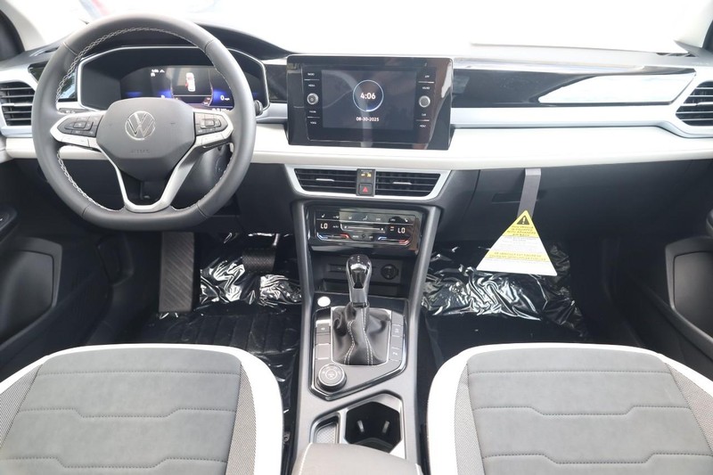 Volkswagen Taos Vehicle Image 24