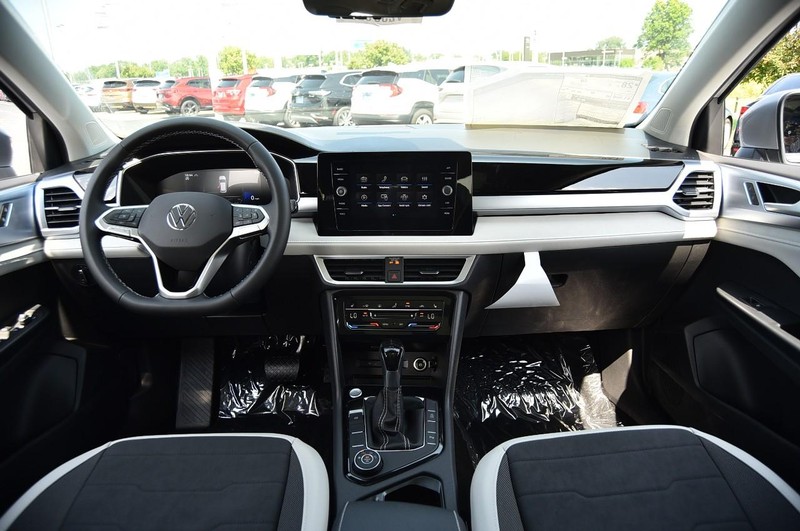 Volkswagen Taos Vehicle Image 07