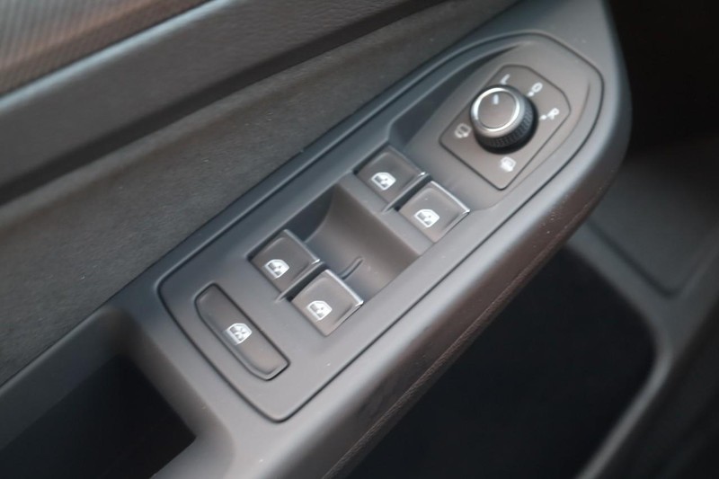 Volkswagen Golf GTI Vehicle Image 17