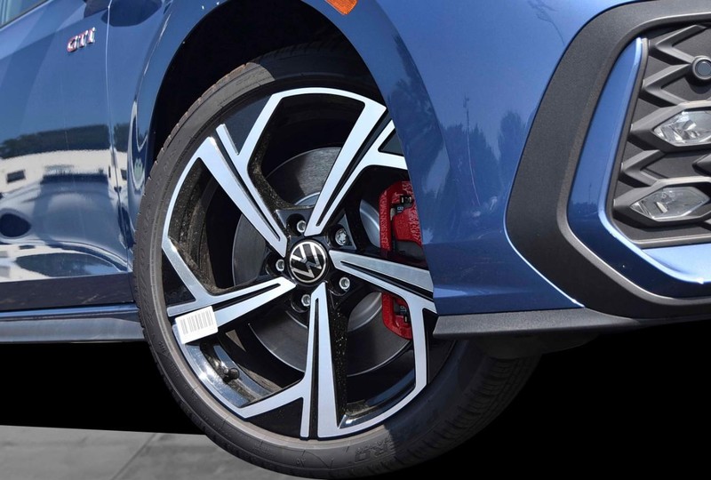 Volkswagen Golf GTI Vehicle Image 03
