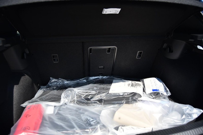 Volkswagen Golf GTI Vehicle Image 24