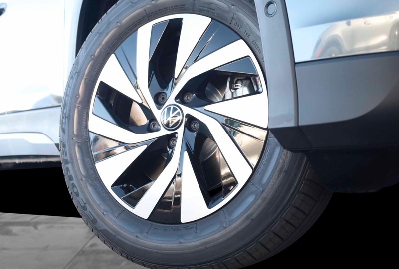 Volkswagen Tiguan Vehicle Image 03