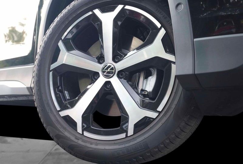 Volkswagen Tiguan Vehicle Image 03