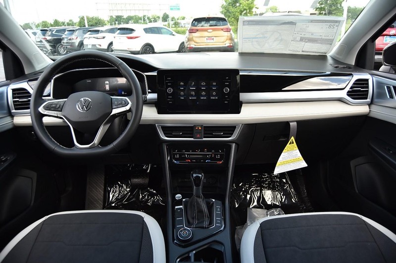 Volkswagen Taos Vehicle Image 07