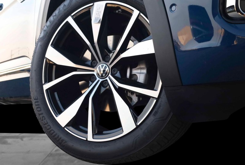Volkswagen Atlas Cross Sport Vehicle Image 03