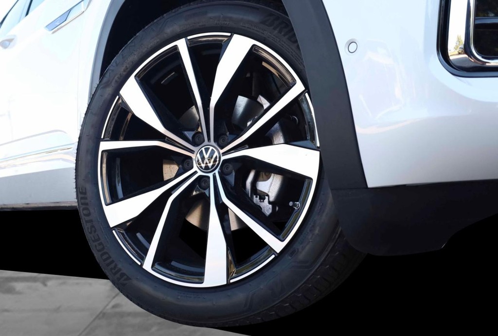 Volkswagen Atlas Vehicle Full-screen Gallery Image 3