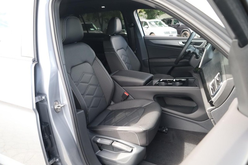 Volkswagen Atlas Cross Sport Vehicle Image 26