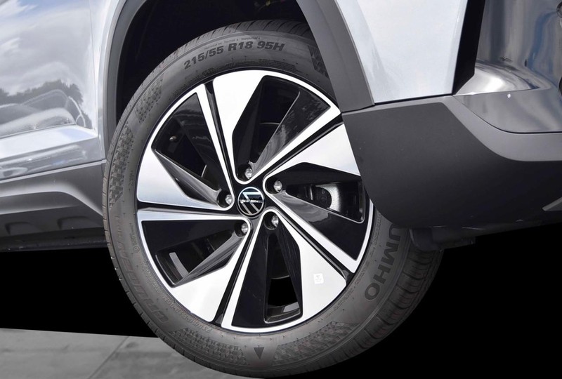 Volkswagen Taos Vehicle Image 03