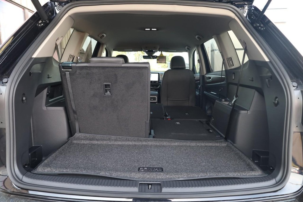 Volkswagen Atlas Vehicle Full-screen Gallery Image 8