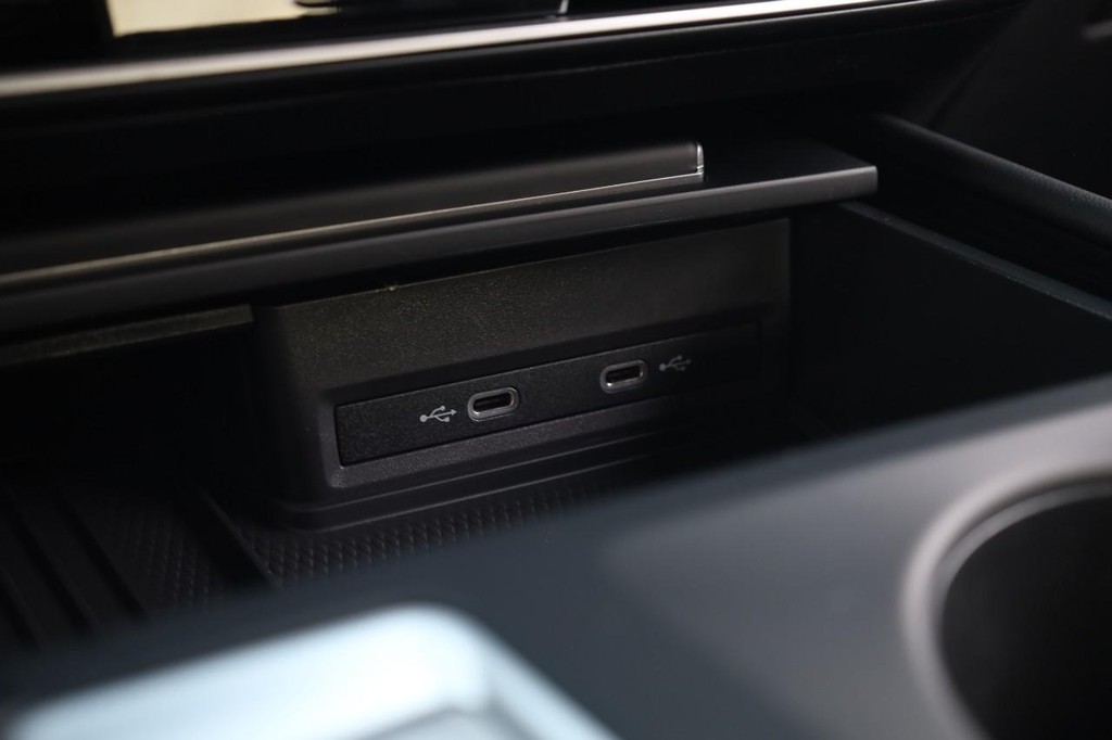 Volkswagen Atlas Vehicle Full-screen Gallery Image 16