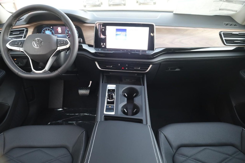 Volkswagen Atlas Vehicle Full-screen Gallery Image 24