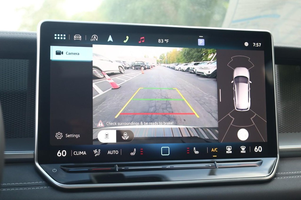 Volkswagen Tiguan Vehicle Full-screen Gallery Image 13