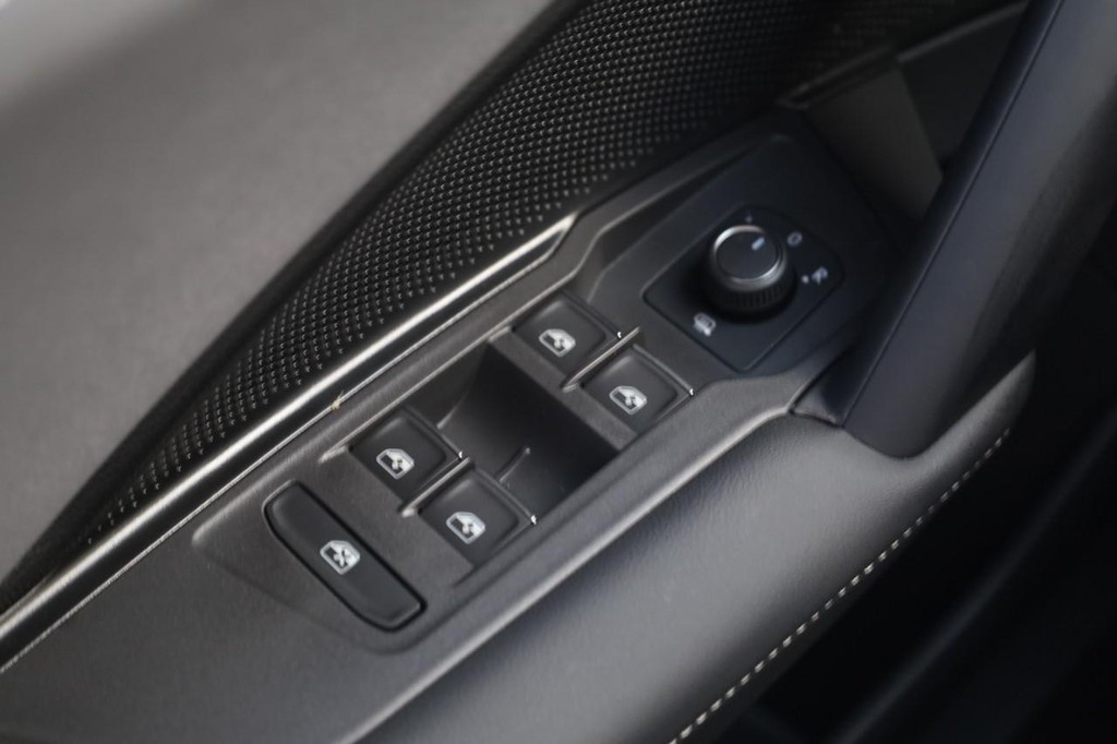 Volkswagen Tiguan Vehicle Full-screen Gallery Image 18