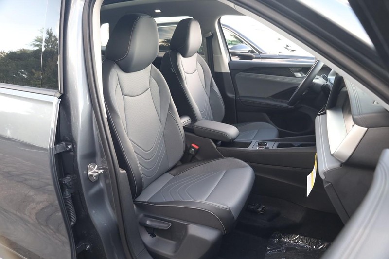 Volkswagen Tiguan Vehicle Image 24