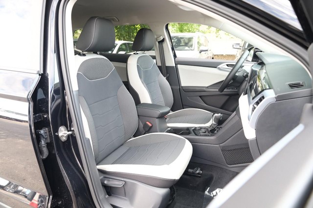 Volkswagen Taos Vehicle Image 24