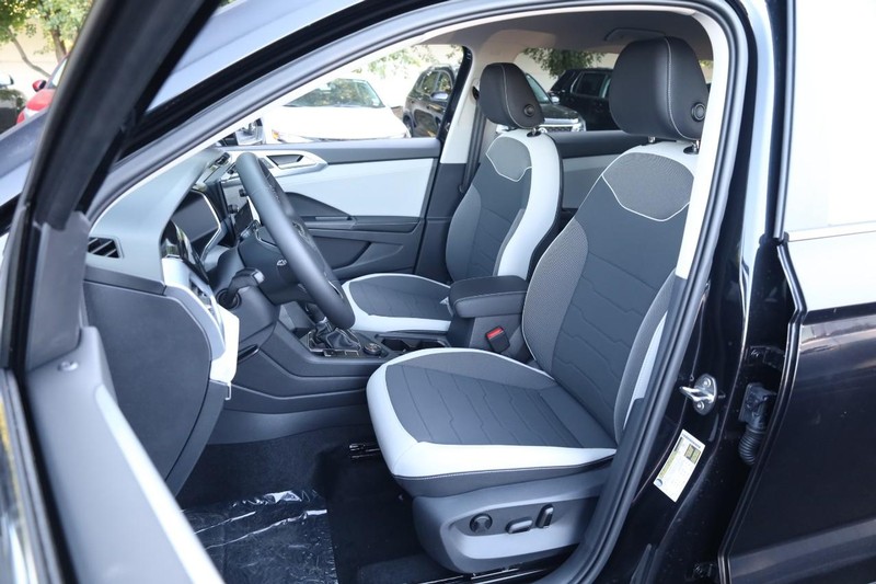 Volkswagen Taos Vehicle Image 08