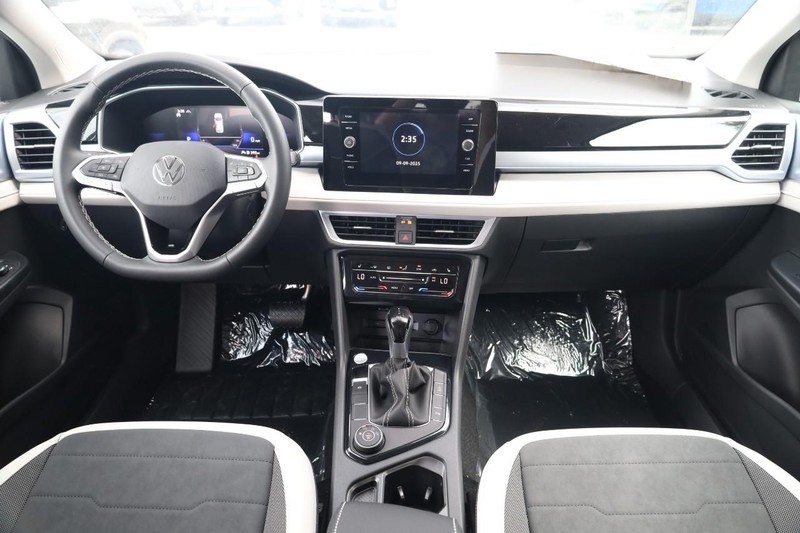 Volkswagen Taos Vehicle Image 22