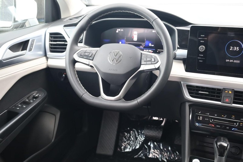 Volkswagen Taos Vehicle Image 23