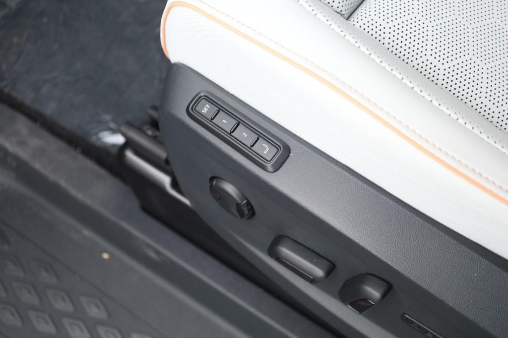 Volkswagen ID BUZZ Vehicle Full-screen Gallery Image 13