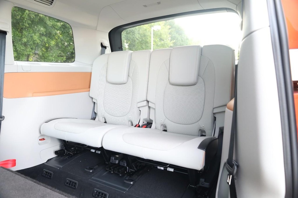 Volkswagen ID BUZZ Vehicle Full-screen Gallery Image 25