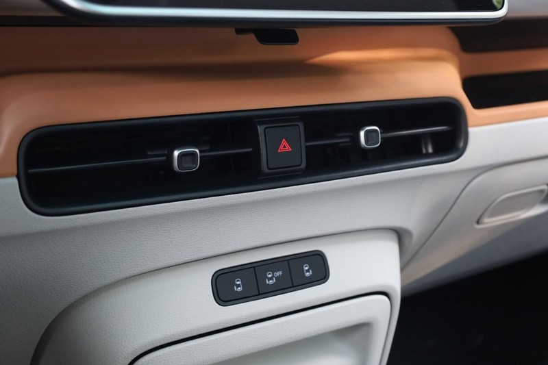 Volkswagen ID BUZZ Vehicle Image 19