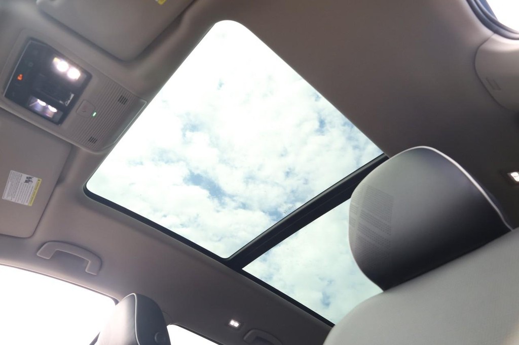 Volkswagen Atlas Vehicle Full-screen Gallery Image 12