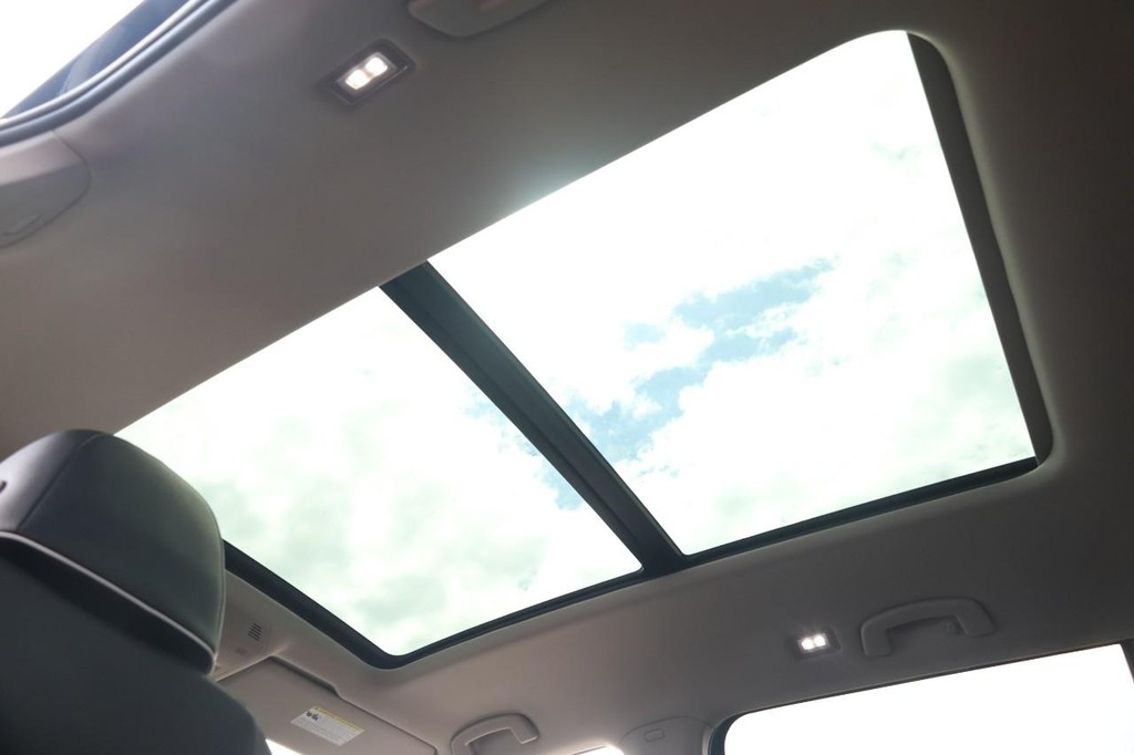 Volkswagen Atlas Vehicle Full-screen Gallery Image 13