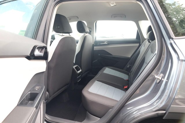 Volkswagen Taos Vehicle Image 21