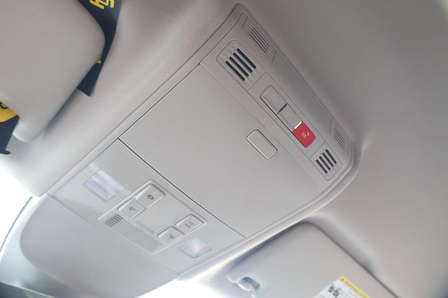 Volkswagen Taos Vehicle Image 16