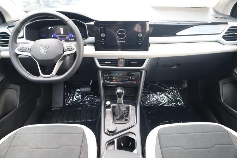 Volkswagen Taos Vehicle Image 24