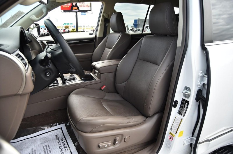 Lexus GX Vehicle Image 21