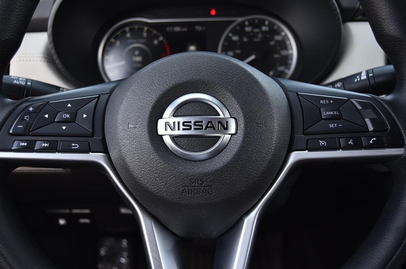 Nissan Versa Vehicle Image 16