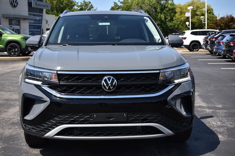 Volkswagen Taos Vehicle Image 04