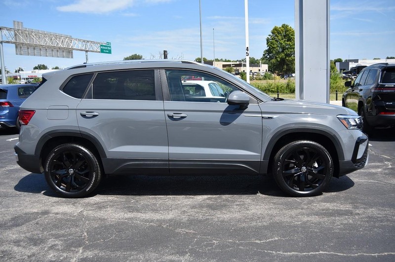 Volkswagen Taos Vehicle Image 05